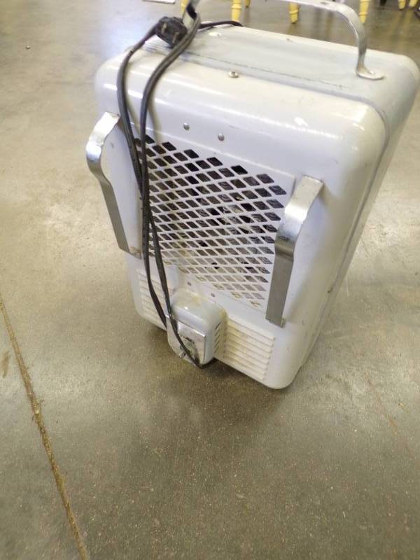 lot 90 image: 110 V Heater