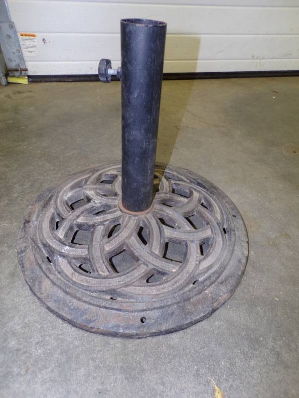 lot 100 image: Umbrella Base