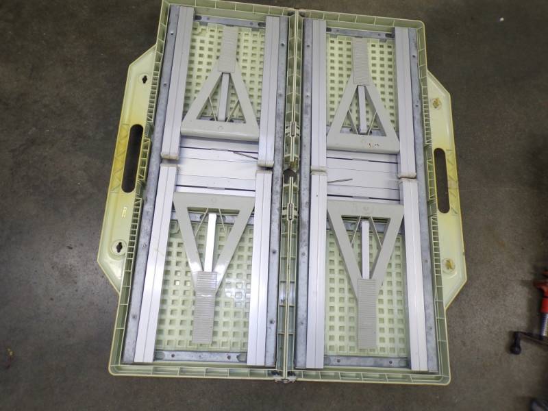 lot 105 image: Folding Picnic Table