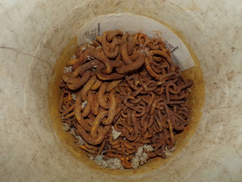 lot 137 image: Pail of Log Chain