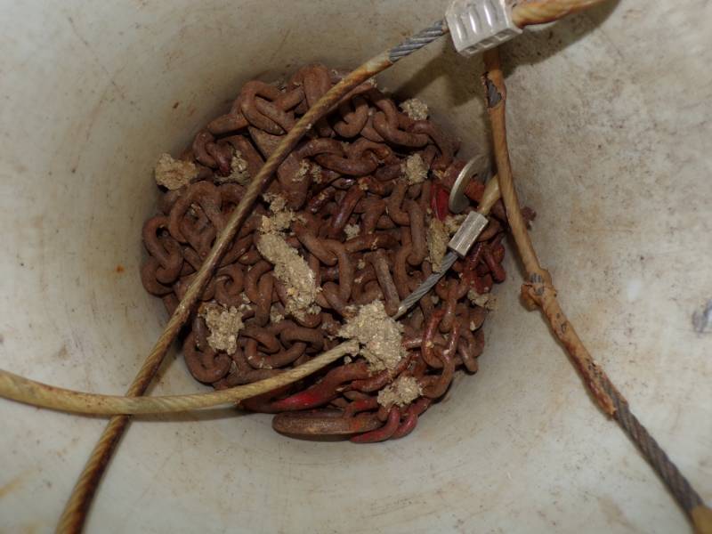 lot 138 image: Pail of Log Chain