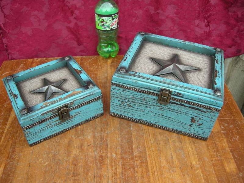 lot 15 image: Distressed Star Wooden Box Set