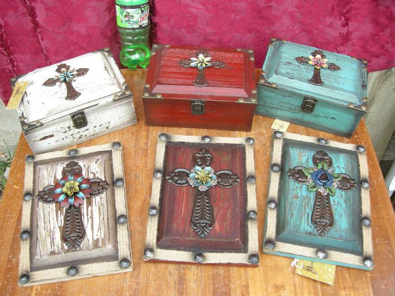 lot 16 image: Distressed  Wooden BoxHanger Cross Sets