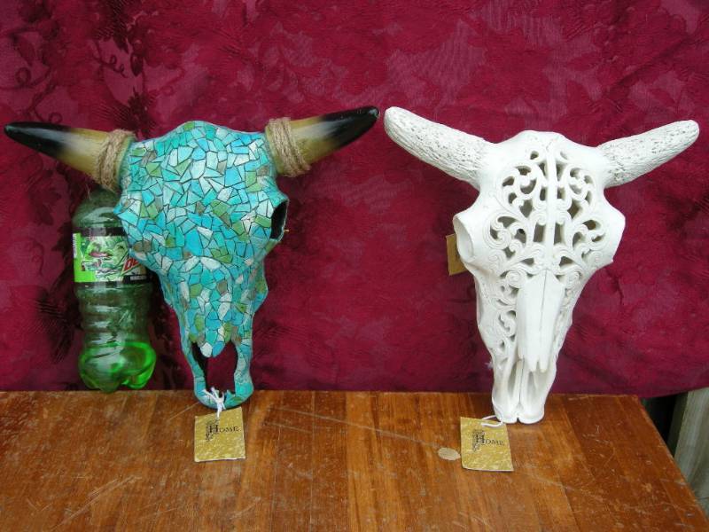 lot 18 image: 2 Skull Figures