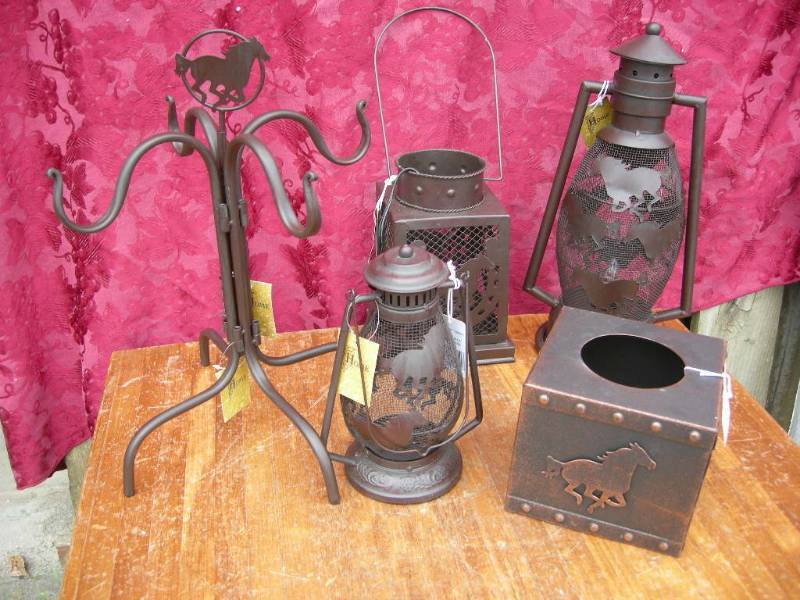 lot 22 image: Metal Horse Lamps, Decor