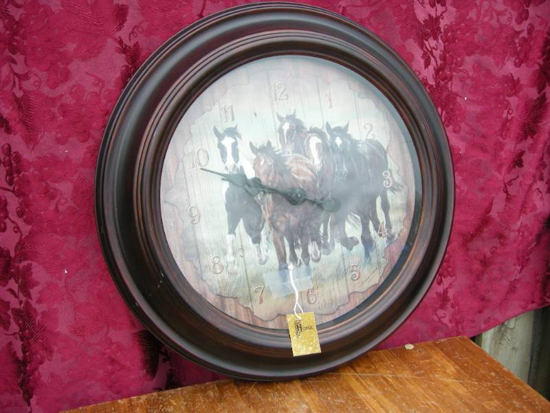 lot 21 image: Horse Wall Clock