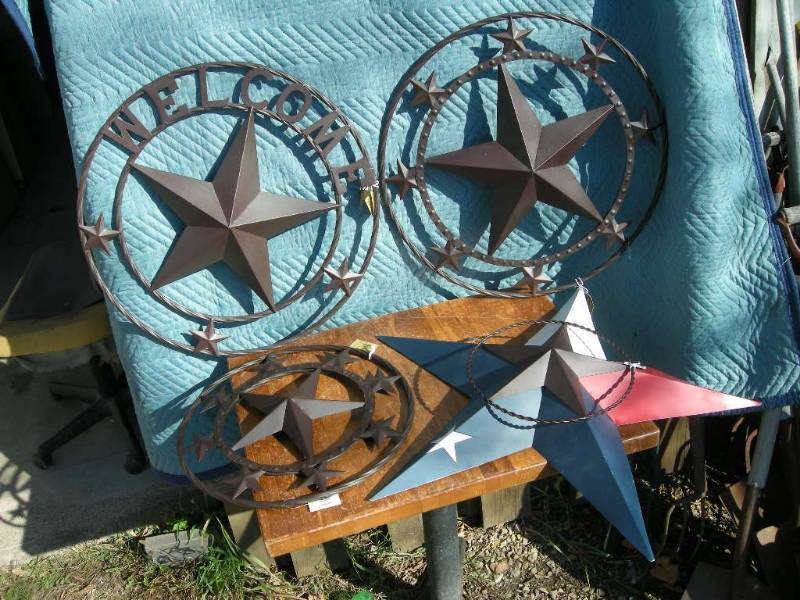 lot 27 image: 4 Metal Star Hangers