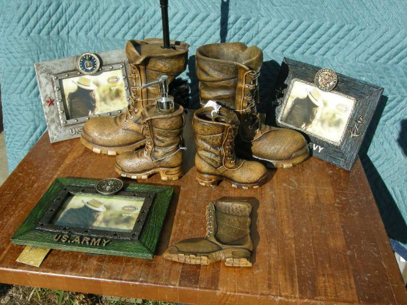 lot 54 image: Military Boot Bathroom Set, Frames