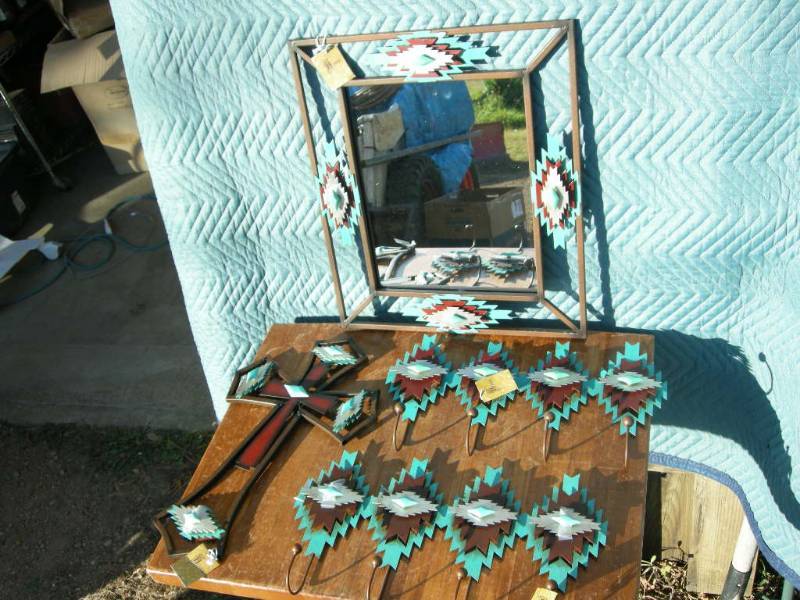 lot 61 image: Southwest Look Decor
