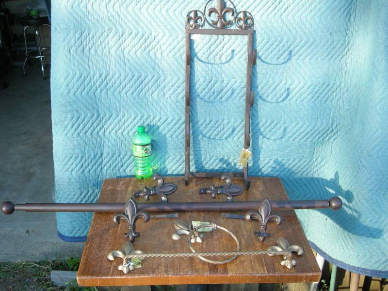 lot 69 image: Fleur de Lis BathroomCurtain Decor