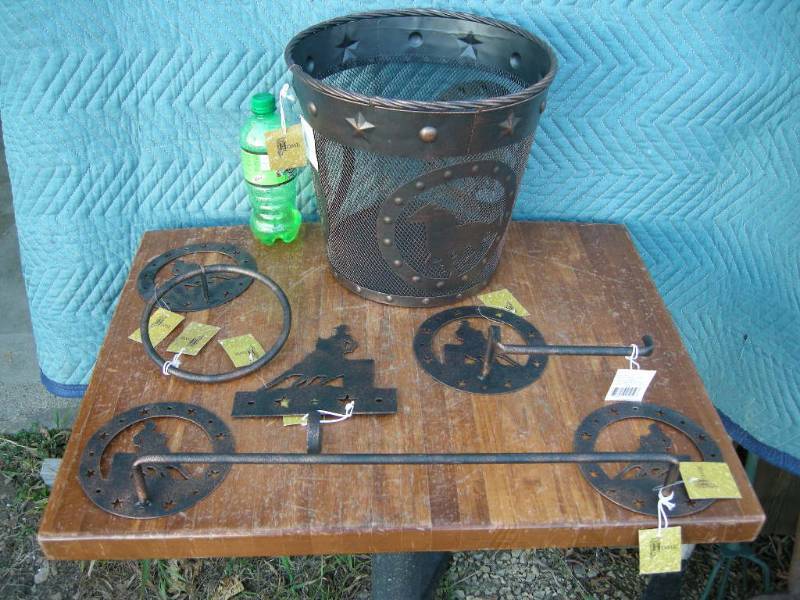 lot 73 image: HorseBarrel Race Bathroom Set