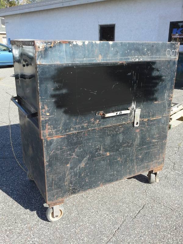 lot 107 image: Rolling Metal Job Box with Flip-top, 2-Storage Shelves