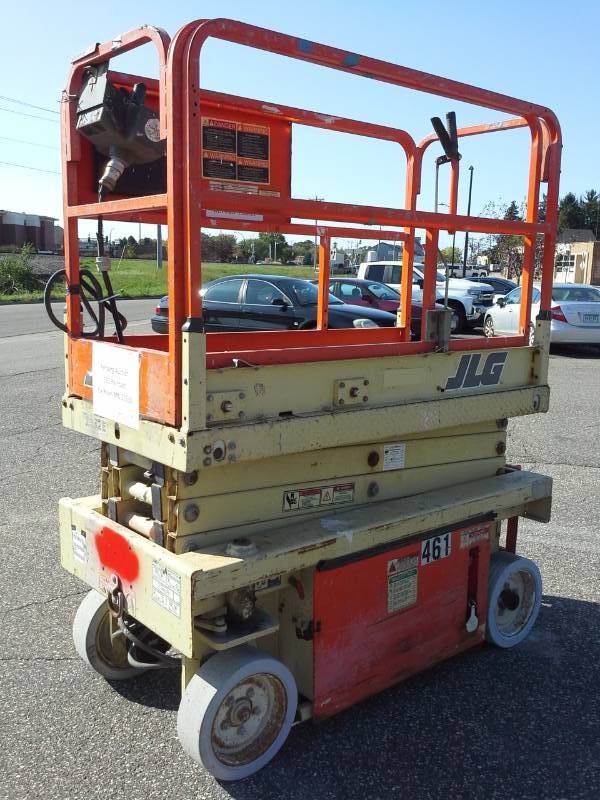 lot 3 image: JLG Industries Electric Scissor Lift