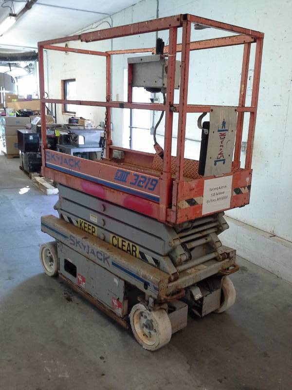 lot 5 image: 2002 SkyJack SJIII Series Electric Scissor Lift