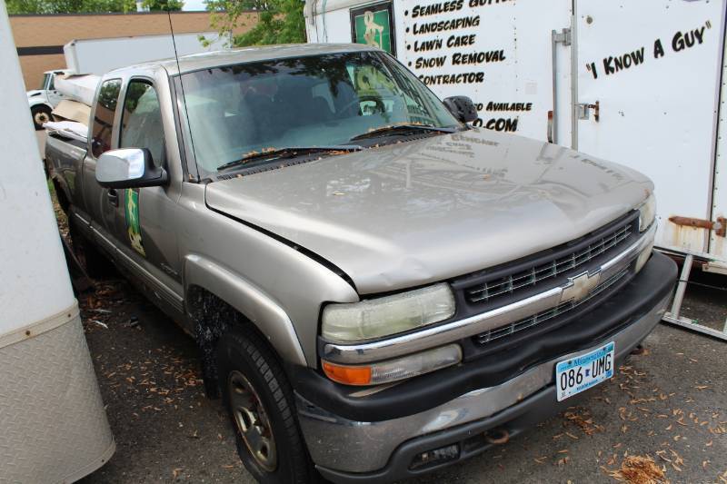 lot 1 image: 2000 Chevrolet Silverado 2500 4-Door Extended Cab Pickup Truck