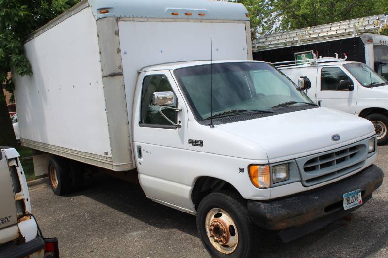 lot 2 image: 2002 Ford Econoline E350 Super Duty Box Truck