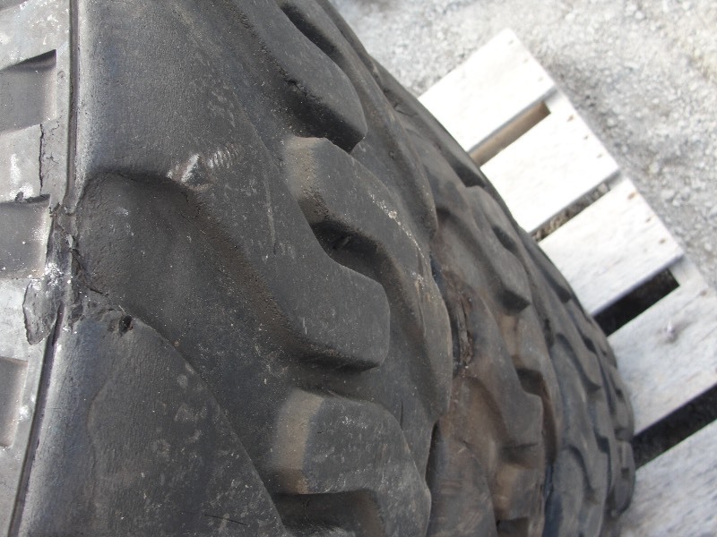 4- SKIID STEER TIRES AND RIMS