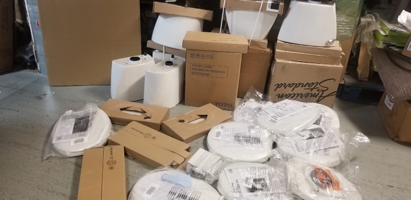 lot 164 image: Pallet of Assorted Toilet tanks, seats ,some missing pieces slightly damaged