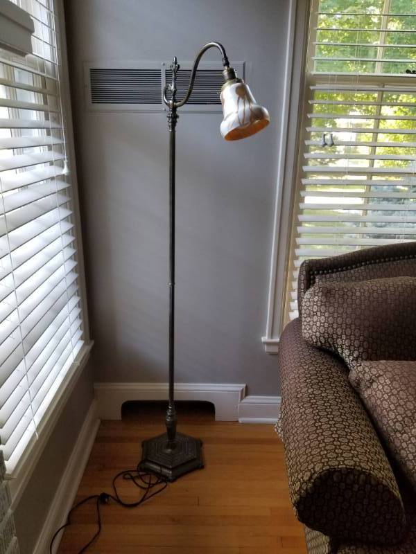 lot 10 image: Amazingly Styish Floor Lamp