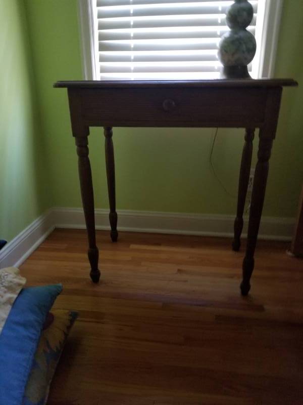 lot 26 image: Lovely Antique Arts & Crafts Side Table