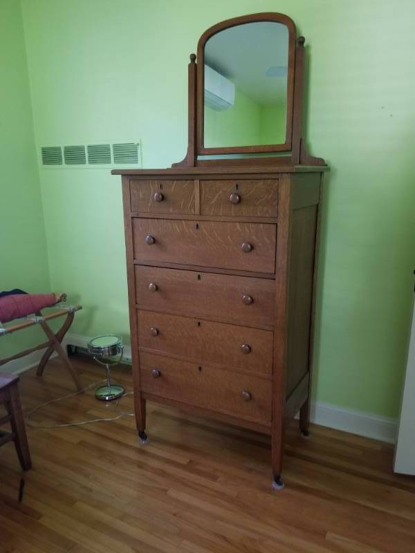 lot 28 image: Traditional Bedroom Dresser with Mirror