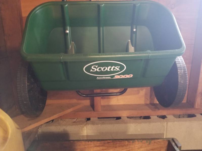 lot 64 image: Scotts Accugreen 3000 Push Fertilizer