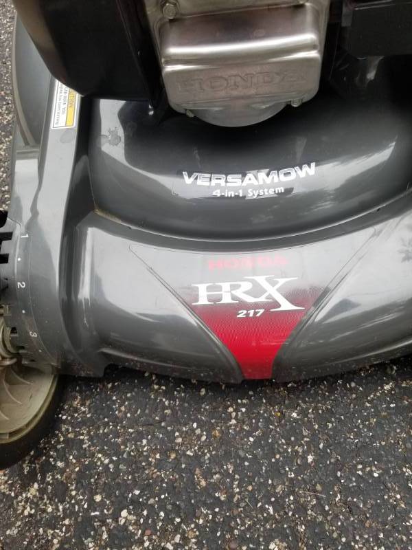 lot 18 image: Honda HRX217HYA Lawnmower