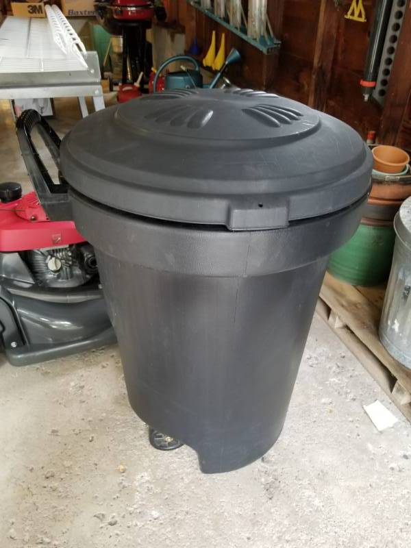 lot 65 image: Collection of 4 Trash Bins