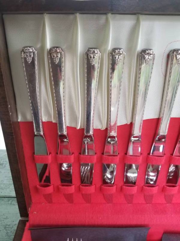 lot 70 image: Silver Plate Flatware Set by Holmes & Edwards