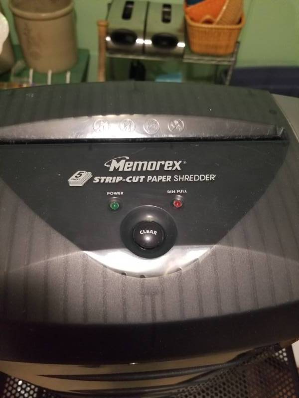 lot 52 image: Memorex 5 Strip-Cut Paper Shredder