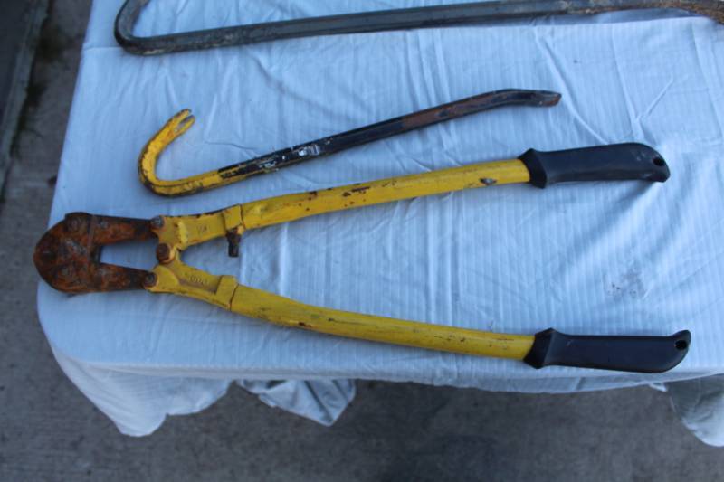 lot 232 image: Crowbar, 24in. Bolt Cutter