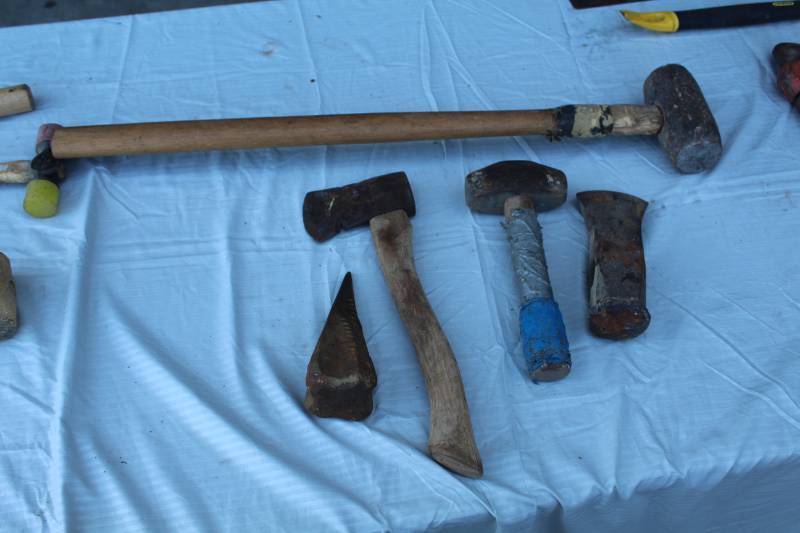 lot 238 image: Sledgehammer, Axe, Small Sledgehammer, Splitting Heads