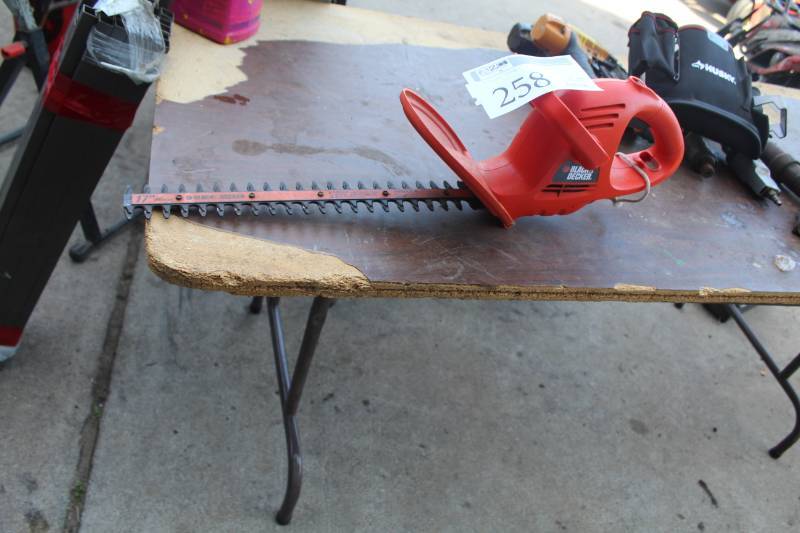 lot 258 image: Black & Decker Electric Hedge Trimmer