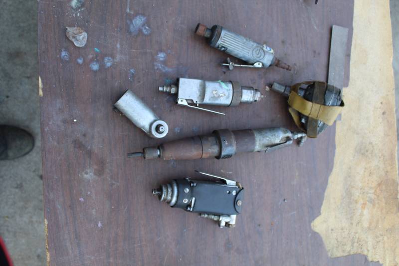 lot 253 image: Lot of (6) Pneumatic Tools - Ratchet, Chisel, Angle Wrench, Sprayer
