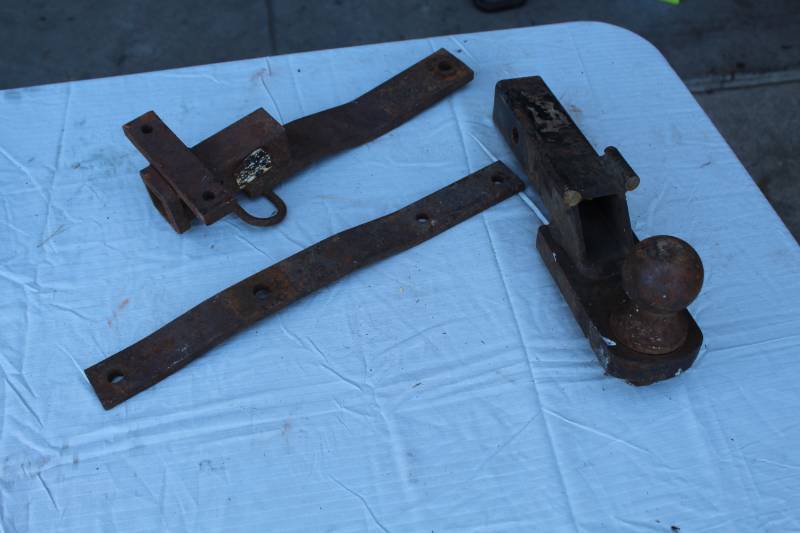 lot 276 image: Lot of (3) Hitch Assemblies