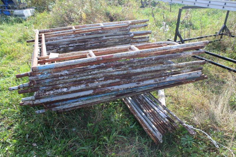lot 217 image: Lot of (14) Scaffolding Sections with Support Bars