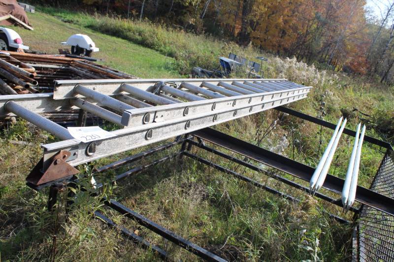 lot 220 image: Aluminum Extension Ladder