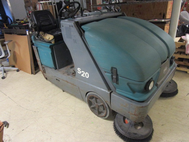 TENNANT RIDE-ON FLOOR SCRUBBER