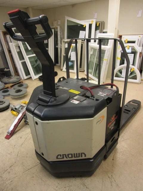 CROWN WALK-BEHIND PALLET JACK
