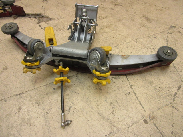 FLOOR CLEANING MACHINE SQUEEGEE COMPONENT