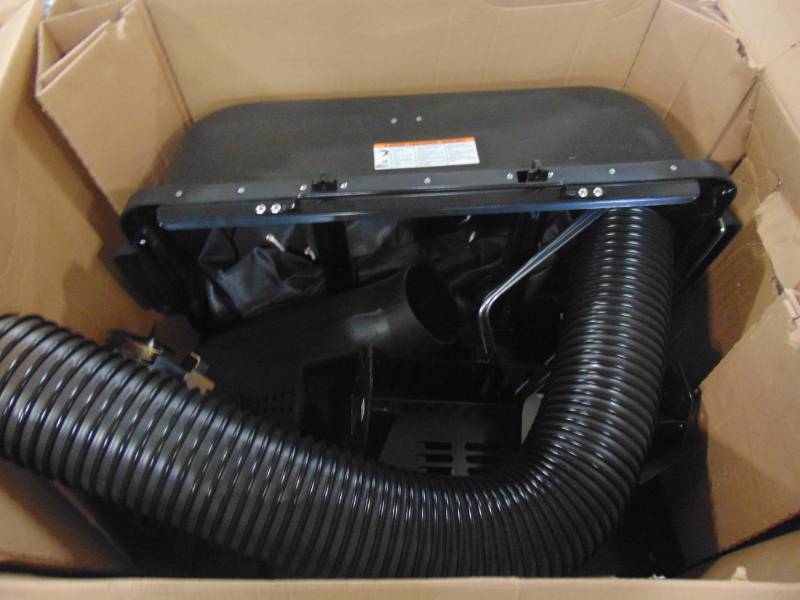 lot 17 image: Ariens Powered Bagger for Max Zoom Zero-Turn Riding Mowers 89100300