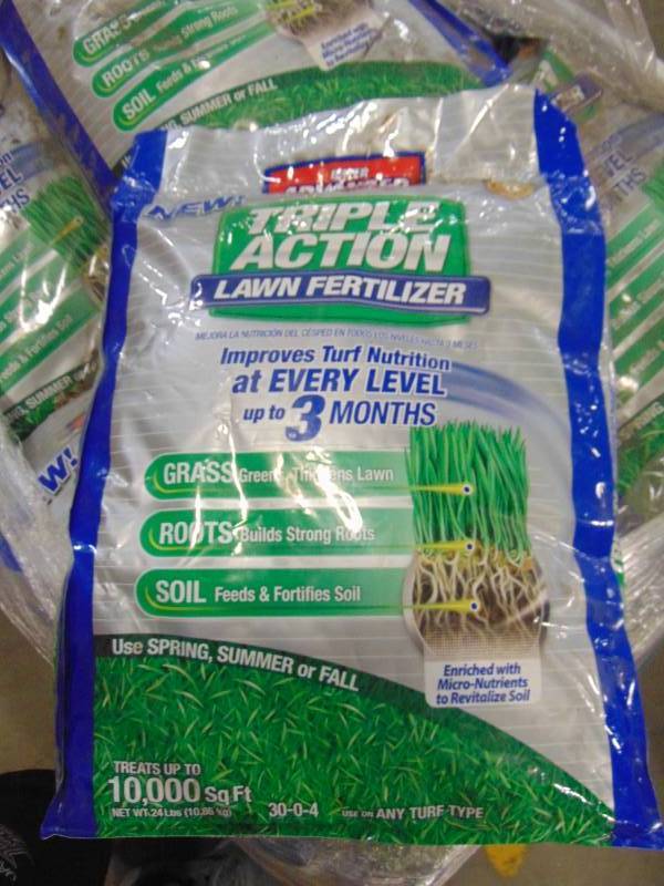 lot 53 image: Entire Pallet - Bayer Advanced Triple Action Lawn Fertilizer - 24lb Bag 704851t