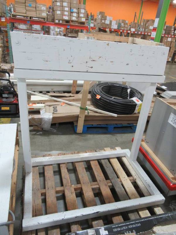 lot 257 image: OUTBOARD MOTOR STAND Measuring Approximately 49 X 29 X 51 Tall With 1 12 Board.