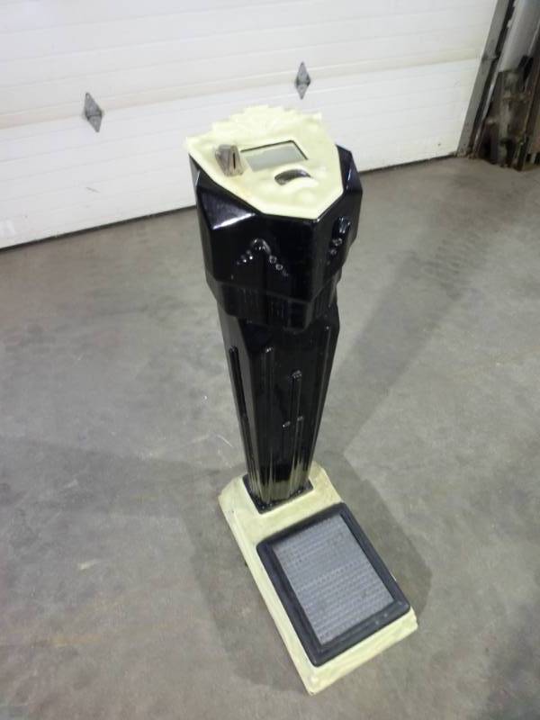 lot 288 image: Antique collectibles coin operated scale