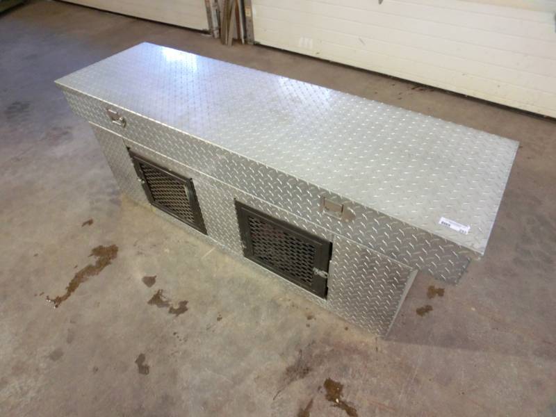 lot 295 image: Utility box with animal compartment