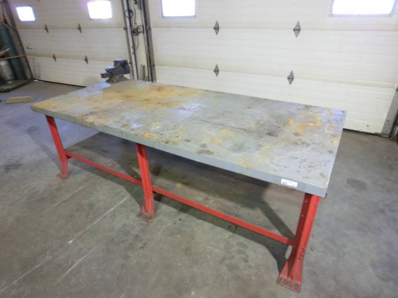 lot 304 image: Metal work bench with bench vise