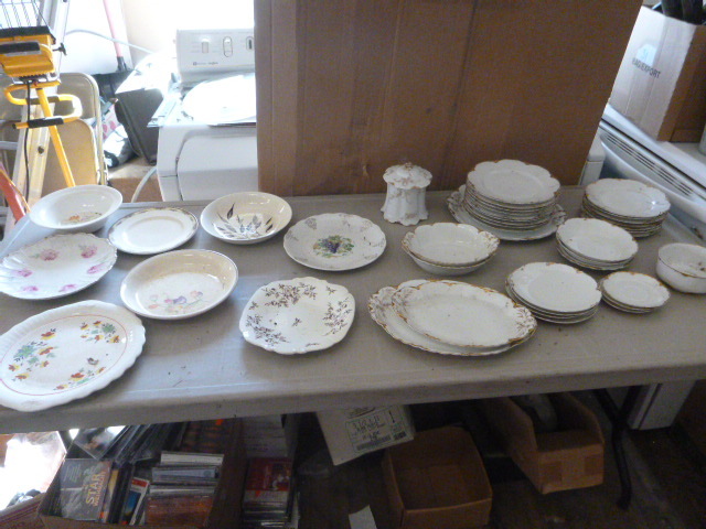 lot 58 image: Miscellaneous Dinnerware