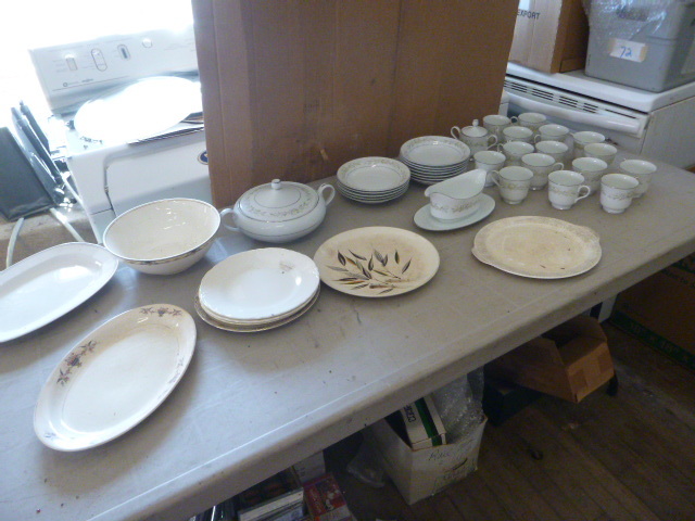 lot 59 image: Miscellaneous Dinnerware
