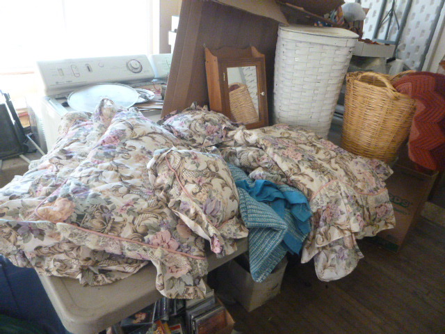lot 64 image: Bedding