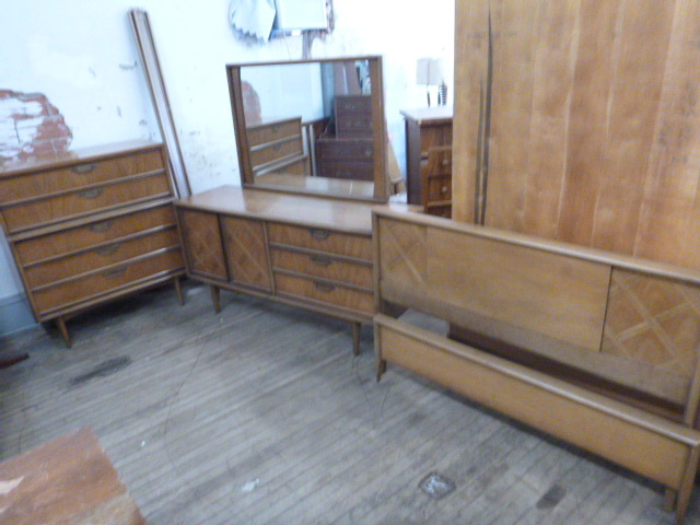 lot 5 image: Bedroom Set